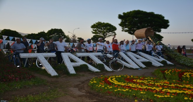 Van Gölü kirliliğine dikkat çekmek amacıyla Van’dan Tatvan’a kadar pedal çevirdiler