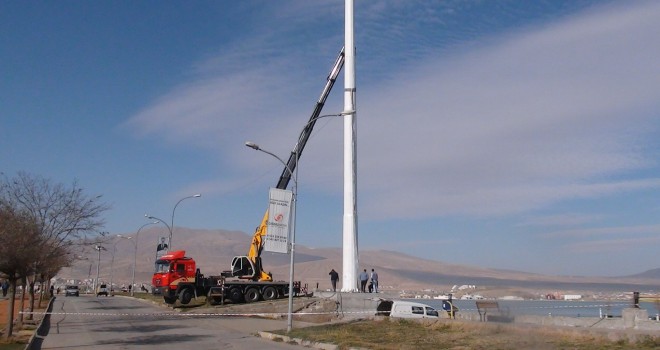 Tatvan’da 45 metre uzunluğunda bayrak direği kuruluyor