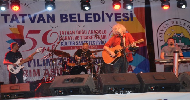 Yeni Türkü Müzik Topluluğu Tatvan’da konser verdi
