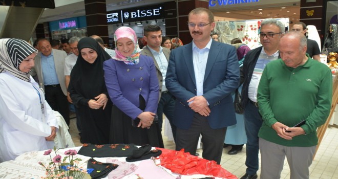 Tatvan Halk Eğitim Merkezi Yılsonu Sergisi Açtı