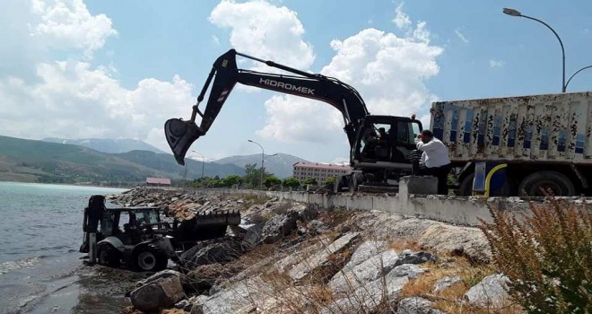 Tatvan sahilinde iş makineleri ile temizlik çalışması başlatıldı