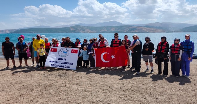 Van Gölü’ne Dikkat Çekmek İçin Su Sporları ve Çevre Temizliği Yaptılar
