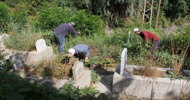 Bitlis ve Tatvan'daki mezarlıklar temizleniyor