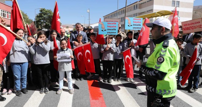 Bitlis’te ‘Yayalara Öncelik Duruşu, Hayata Saygı Duruşu’