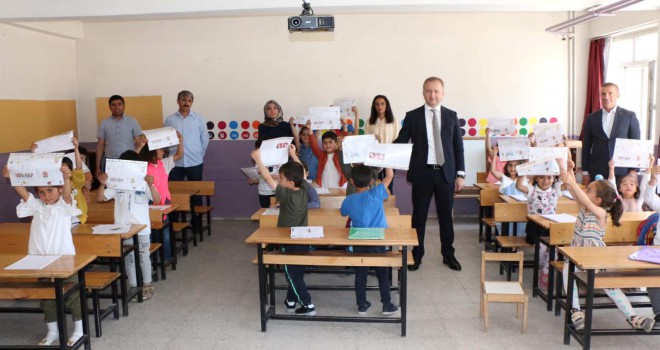 Kaymakam Yelek, Öğrencilerin Karne Heyecanına Ortak Oldu