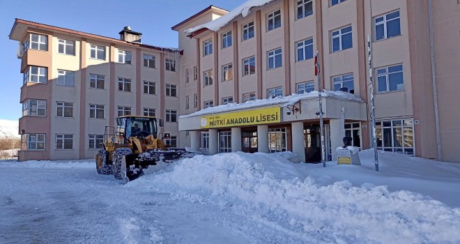 Mutki’deki Okul Bahçeleri Kardan Temizlendi