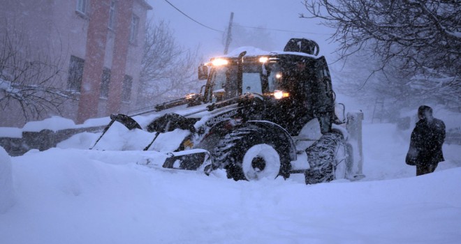 Tatvan’da kar temizleme çalışmaları aralıksız devam ediyor