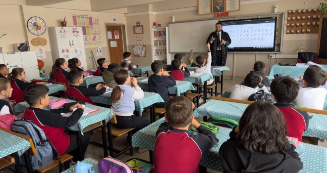 Avukat Muhammed Emin Tıktepe, okulları ziyaret ederek çocuklara hukuk ve adaleti anlatıyor