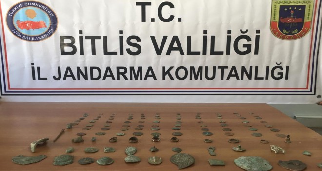 Tatvan'da tarihi eserleri jandarmaya satarken yakalandılar