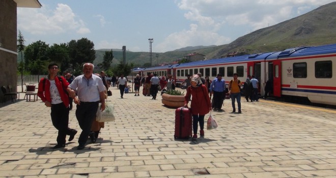 Trenler ile feribotlar bölge ekonomisine ve turizme katkı sunuyor