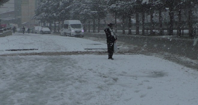 Tatvan’da kar yağışı yüzleri hem güldürdü hem üzdü