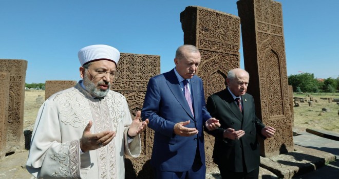 Cumhurbaşkanı Erdoğan, Ahlat’ta Selçuklu Meydan Mezarlığı‘nı Ziyaret Etti