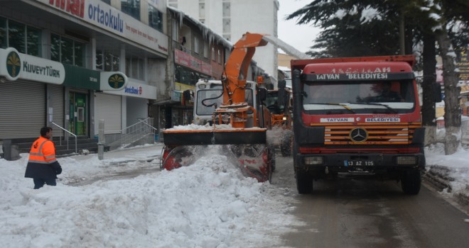 Tatvan'da 1500 Kamyon Kar İlçe Merkezi Dışına Taşındı