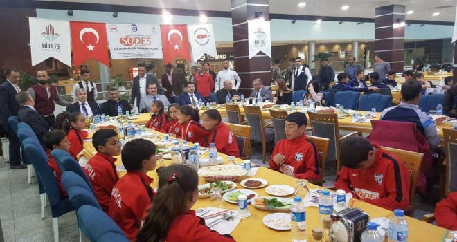 Tatvan’da minik sporcular yemekte bir araya geldi