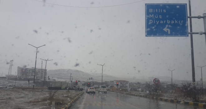 Bitlis'te kar yağışından dolayı 28 köy yolu ulaşıma kapandı
