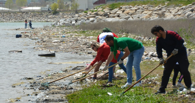 Van Gölü’nün Tatvan Sahilinde Çevre Temizliği Yapıldı