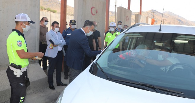 Vali Çağatay, Trafik Denetimine Katılarak Vatandaşların Bayramını Kutladı