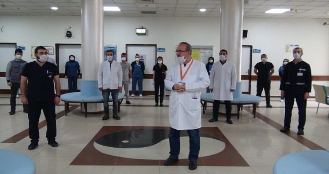 Sağlık çalışanları, Koronavirüs nedeniyle hayatını kaybedenler için saygı duruşunda bulundu