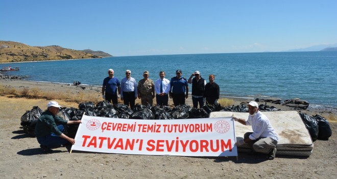 Van Gölü’nün Tatvan Sahilinde 4 Ton Çöp Toplandı
