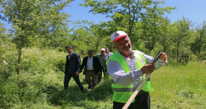 Bitlis’te bayram öncesi mezarlıklara bakım çalışmasına başlandı