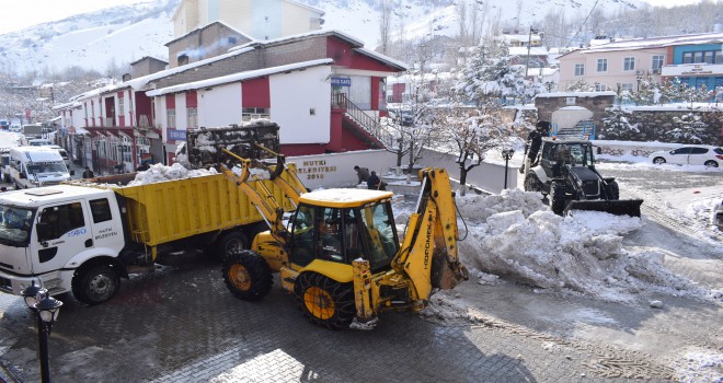 Mutki’de karla mücadele çalışması devam ediyor