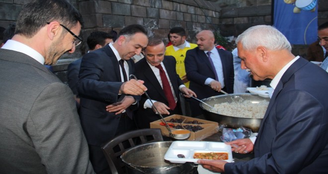 Kurum amirleri ile vatandaşlar iftarda buluştu