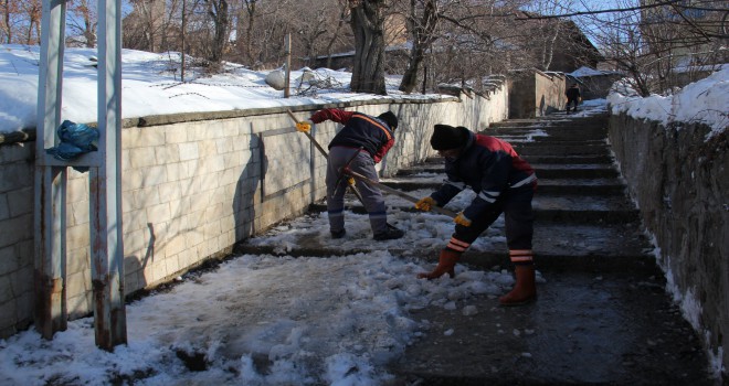 Bitlis Belediyesi ekipleri bilek gücüyle merdivenleri temizliyor