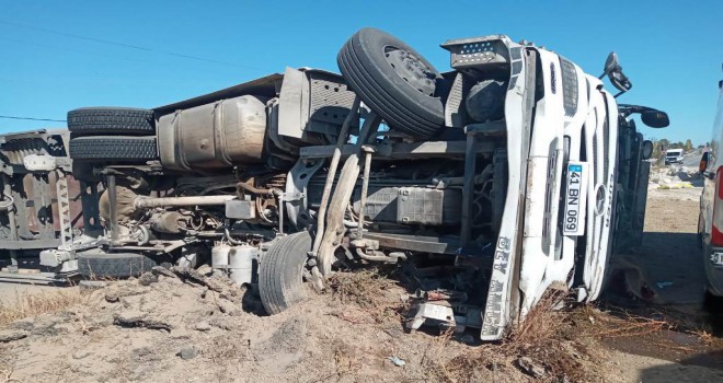 Ahlat Yolunda Devrilen Tırın Sürücüsü Yaralandı