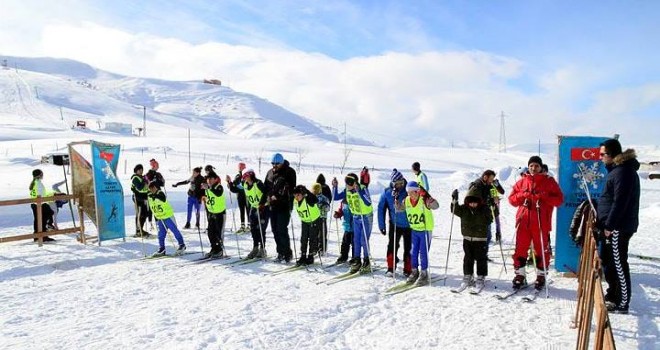 Bitlis’te Kayaklı Koşu Yarışması düzenlendi