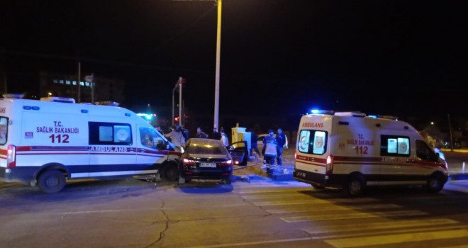 Tatvan'da Ambulans ile Otomobil Çarpıştı 5 Kişi Yaralandı