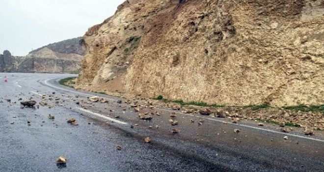 Adilcevaz’da yola düşen taşlar tehlike oluşturdu