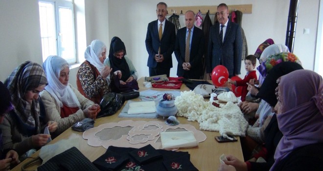 Bitlis'teki Kadınlar Köy Yaşam Merkezlerinde Meslek Öğreniyor