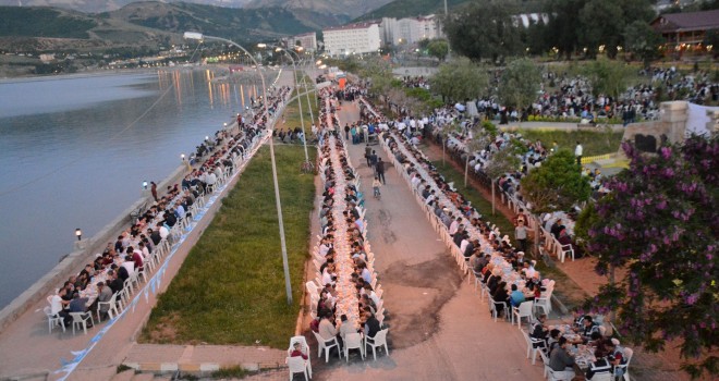 Tatvan’da 10 bin kişi iftarda biraraya geldi