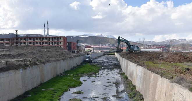 Tatvan’da 3 kilometre uzunluğundaki kanal temizlendi