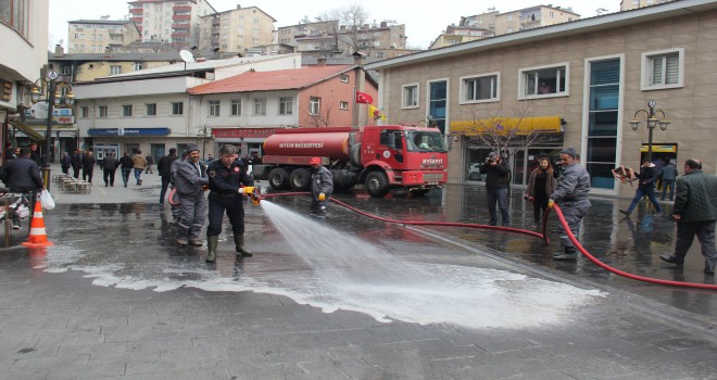 Bitlis’te sokaklar Van Gölü suyuyla dezenfekte ediliyor