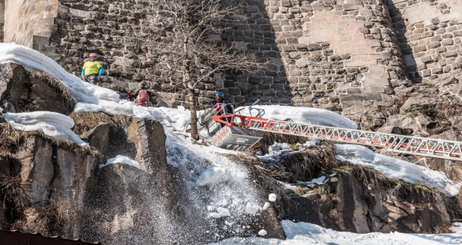 Bitlis Kalesi’nde kar temizliği