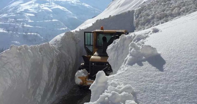 Mutki’de köy yolları açma çalışmaları devam ediyor