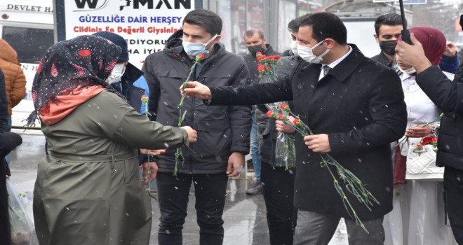 Başkan Geylani,  Kadınlar Gününde Karanfil Dağıttı