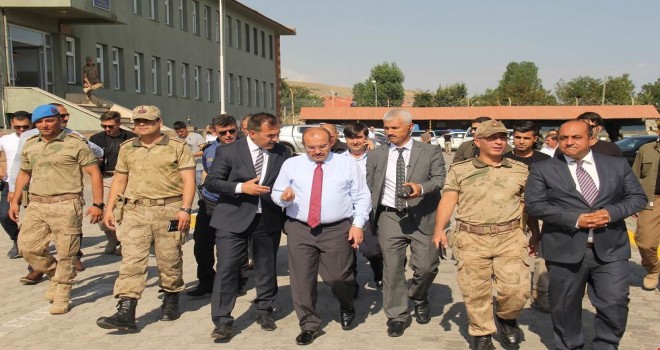 Vali Ustaoğlu, Malazgirt Zaferi etkinliklerinin yapılacağı Ahlat’ta incelemelerde bulundu