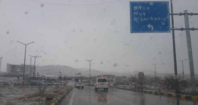 Bitlis’te beklenen kar yağışı başladı