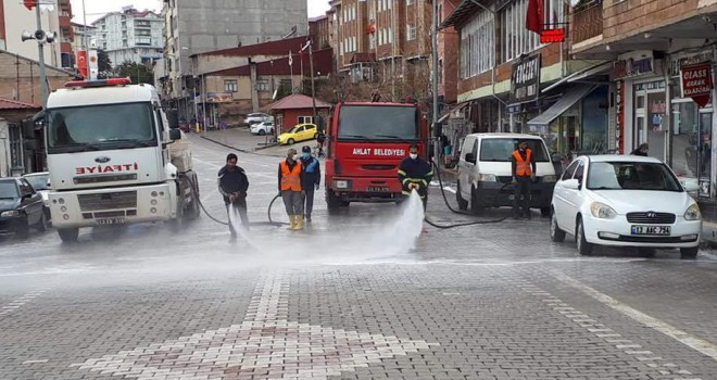 Ahlat’taki caddeler ilaçlı suyla yıkandı