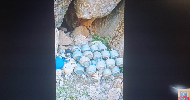 Bitlis’te PKK'lı Teröristlere Ait Mühimmat ve Yaşam Malzemeleri Ele Geçirildi