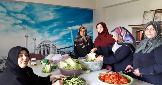 Yardıma muhtaç mültecilere kadınlar yardım elini uzatıyor