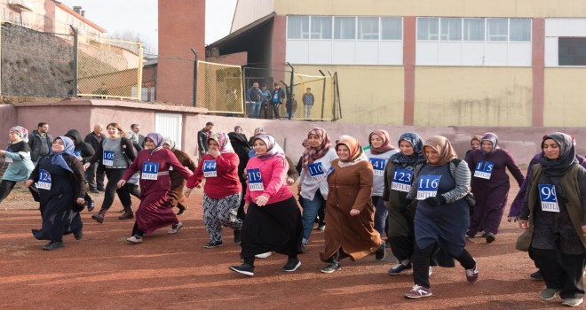 Bitlis Belediyesi bünyesinde bayanlar sağlık yaşam için koştu