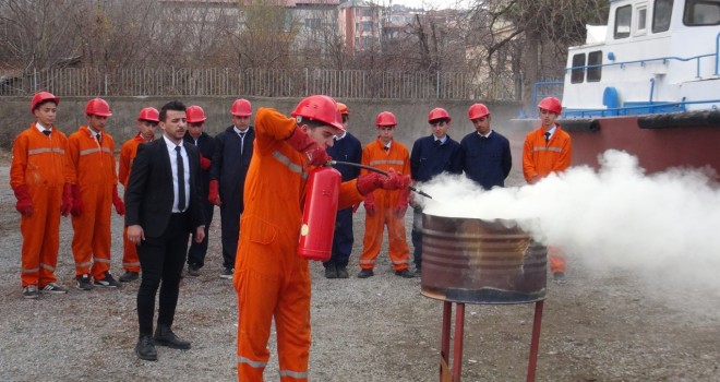 Tatvan’daki Lise Öğrencileri Van Gölü’nde Uygulamalı Ders Görüyor