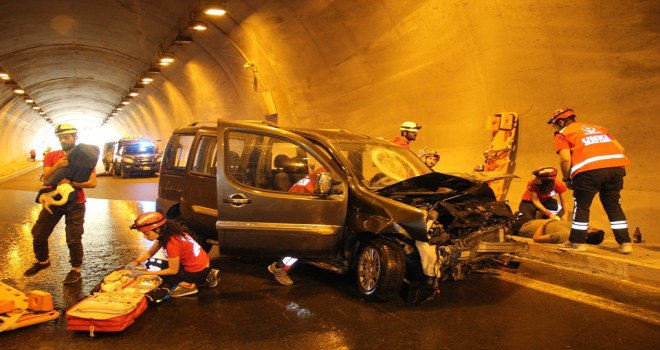 Bitlis'te gerçeği aratmayan trafik kazası tatbikatı