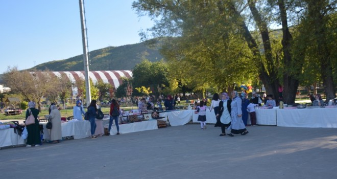 Bitlisli kadınlar Tatvan’da kermes düzenledi