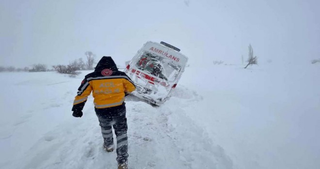 Bitlis’te Yollarda Mahsur Kalanlar Kızılay, 112 ve Özel İdare Ekiplerince Kurtarıldı