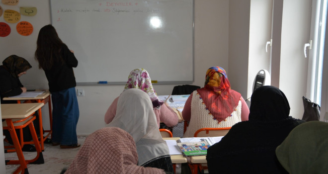 Kadınlar Okuma Yazma Öğrenerek Kendilerini Geliştiriyor