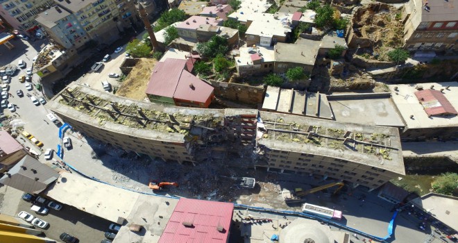 Bitlis’te Dere Üstü Islah Projesi kapsamında ilk yıkım başladı